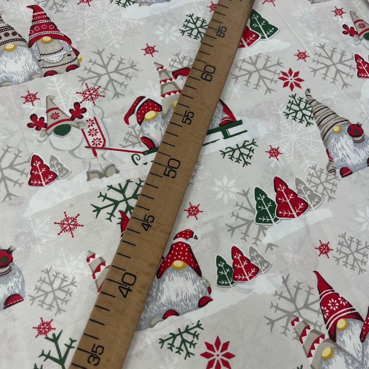 Tissu Popeline de Coton 240cm - Gnomes Noël Fond Beige - MyTissus pour Déco et Mode - Boutique MyTissus Marckolsheim Alsace