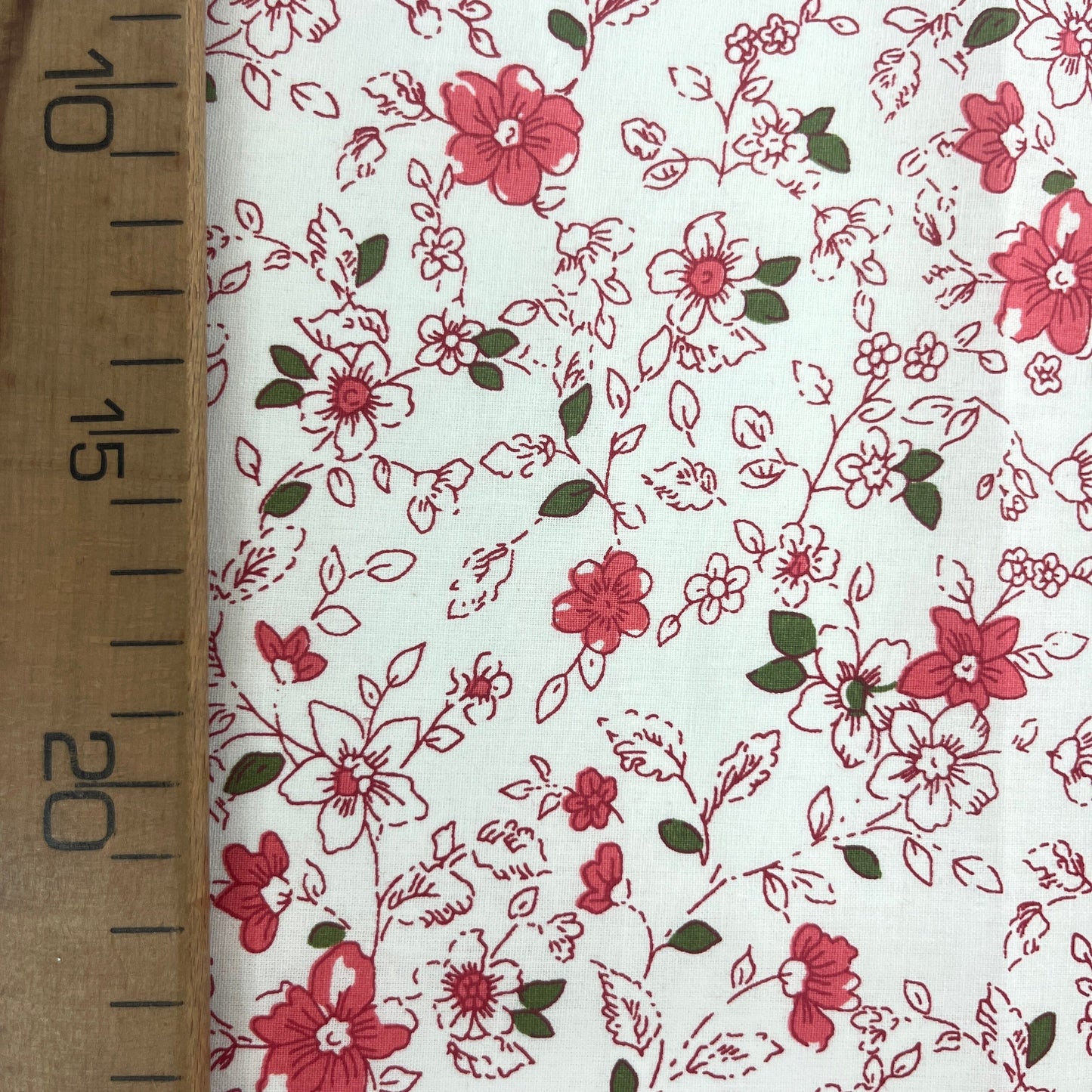 Coupon Patchwork Mytissus® - Petites Fleurs Rose Foncée Tissu Coton MYTISSUS