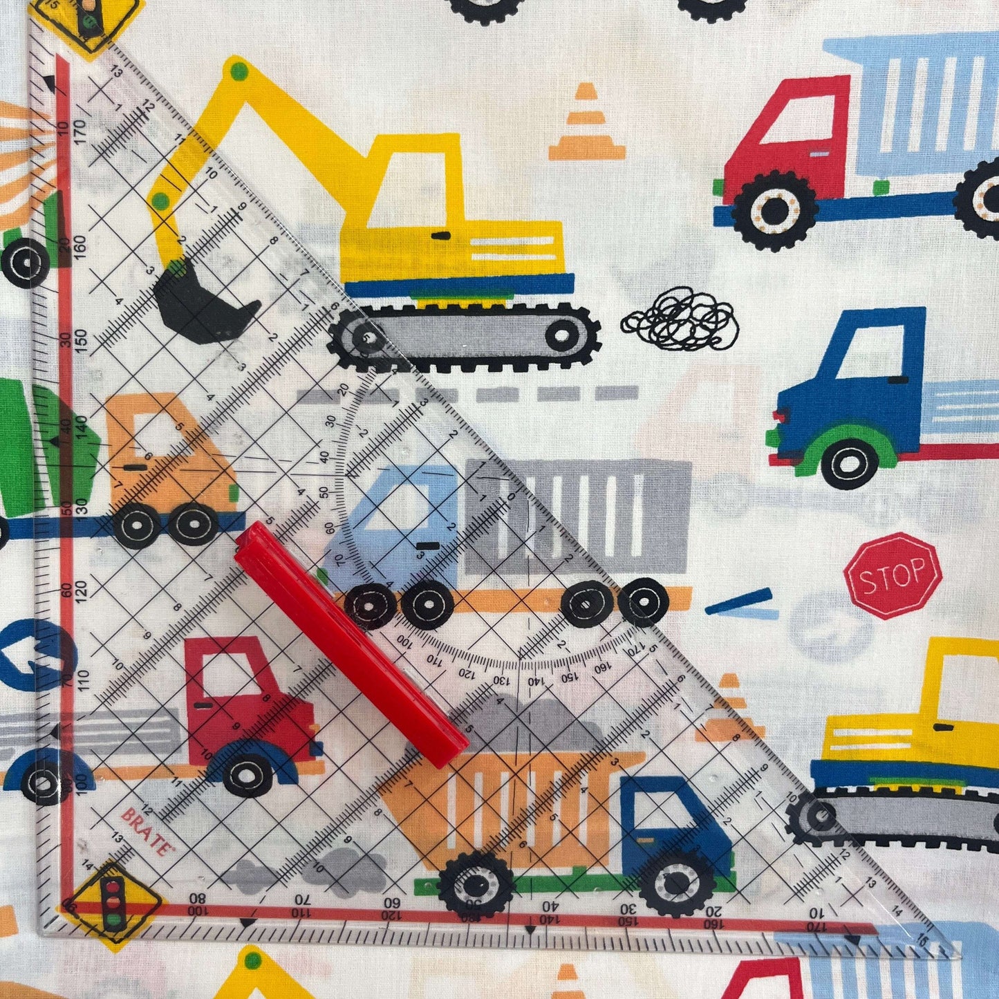 Le Coupon 120x100 Mytissus® - Camions et Engins Tissu Coton MYTISSUS