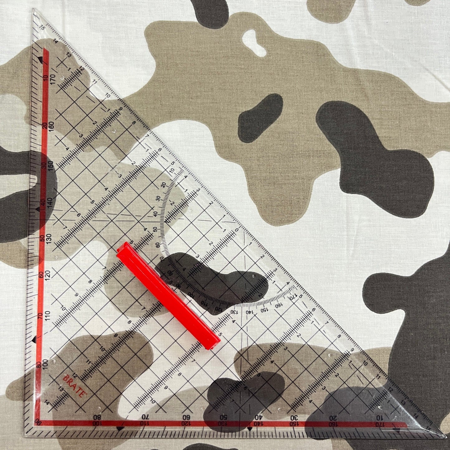 Le Coupon 120x100 Mytissus® - Camouflage Gris Tissu Coton MYTISSUS