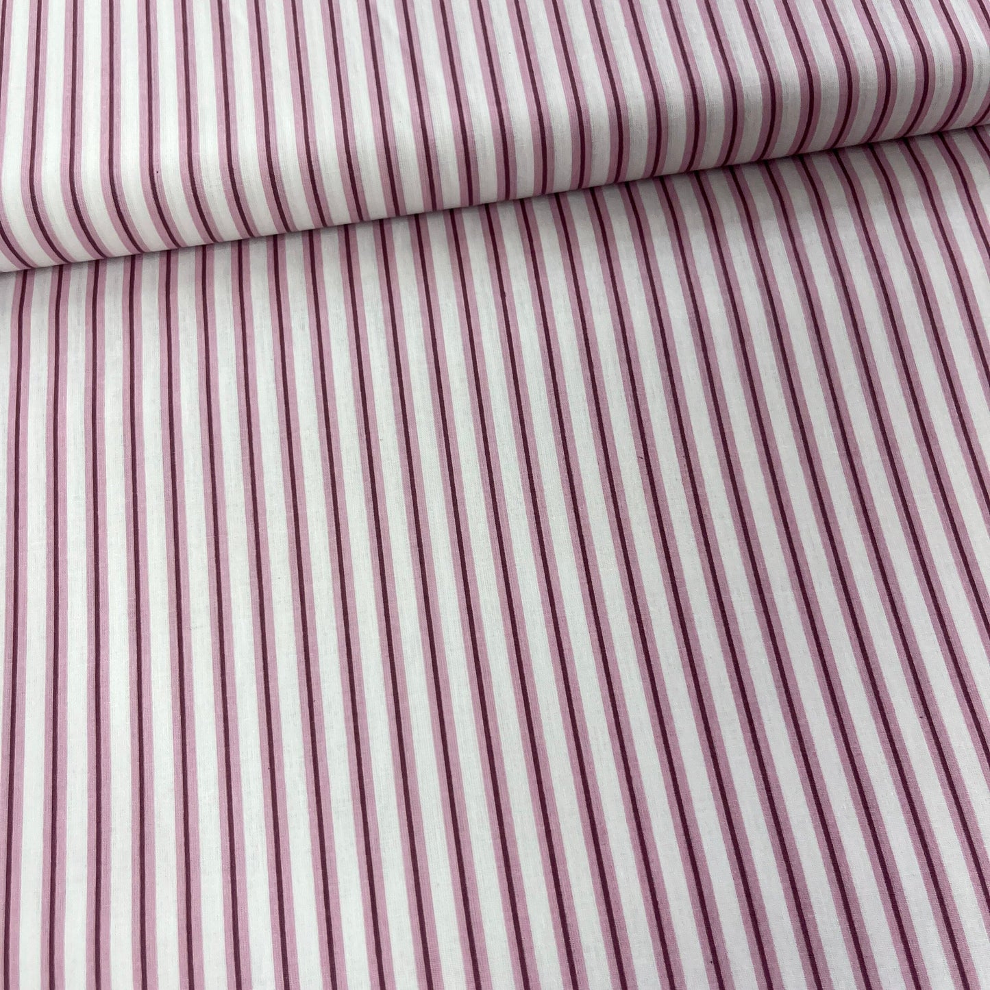 Popeline 100 % Coton Mytissus® - Fines Rayures Bordeaux Tissu Coton MYTISSUS