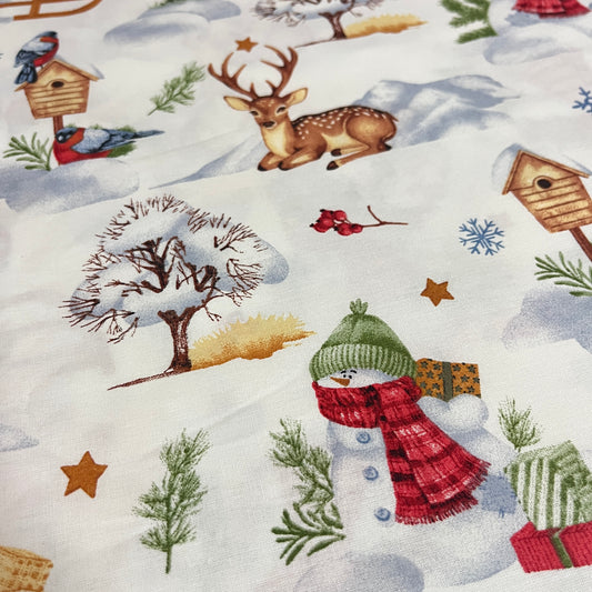 Tissu de NoĂ«l forĂȘt enneigĂ©e faons et bonshommes de neige, popeline de coton 240 cm, gros plan sur un faon et un bonhomme de neige - MyTissus