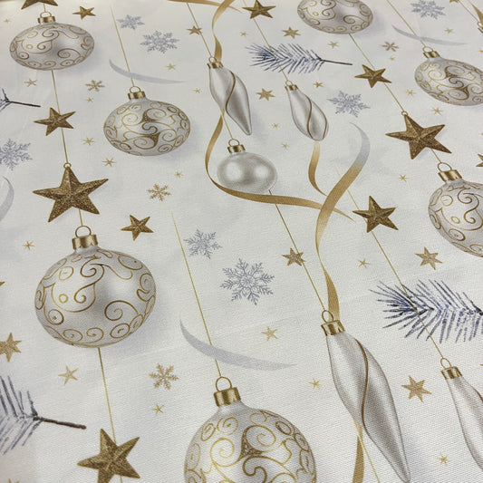 Toile déperlante de Noël boules nacrées et étoiles dorées, gros plan sur une boule et une étoile dorée - MyTissus