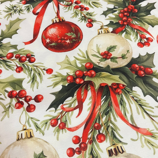 Toile déperlante de Noël boules rouges et houx vintage, gros plan sur une boule rouge et le houx - MyTissus