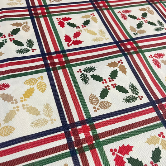Toile déperlante de Noël carreaux tartan houx et pommes de pin, gros plan sur un carreau de houx - MyTissus