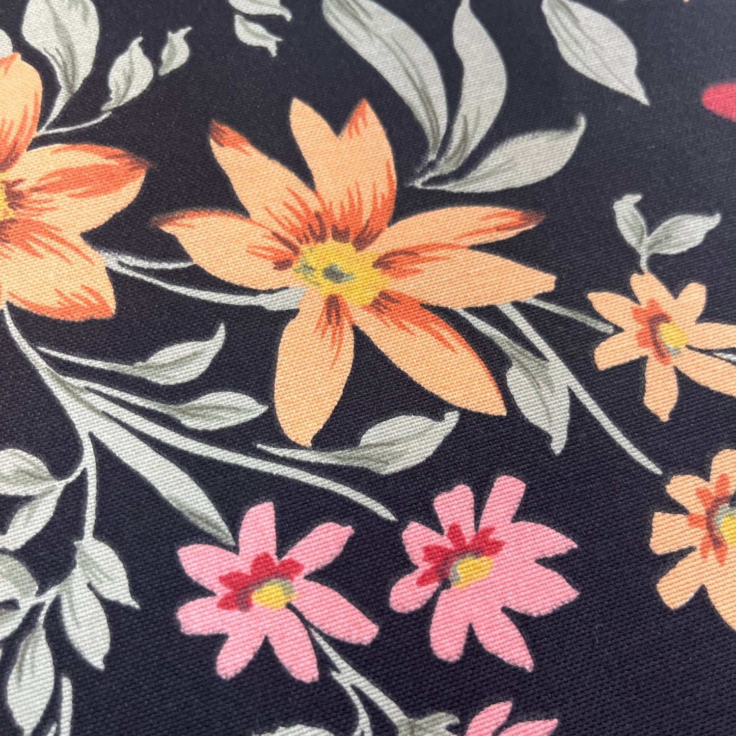 Toile Déperlante Premium - Fleurs Peace & Love Tissu Ameublement MYTISSUS