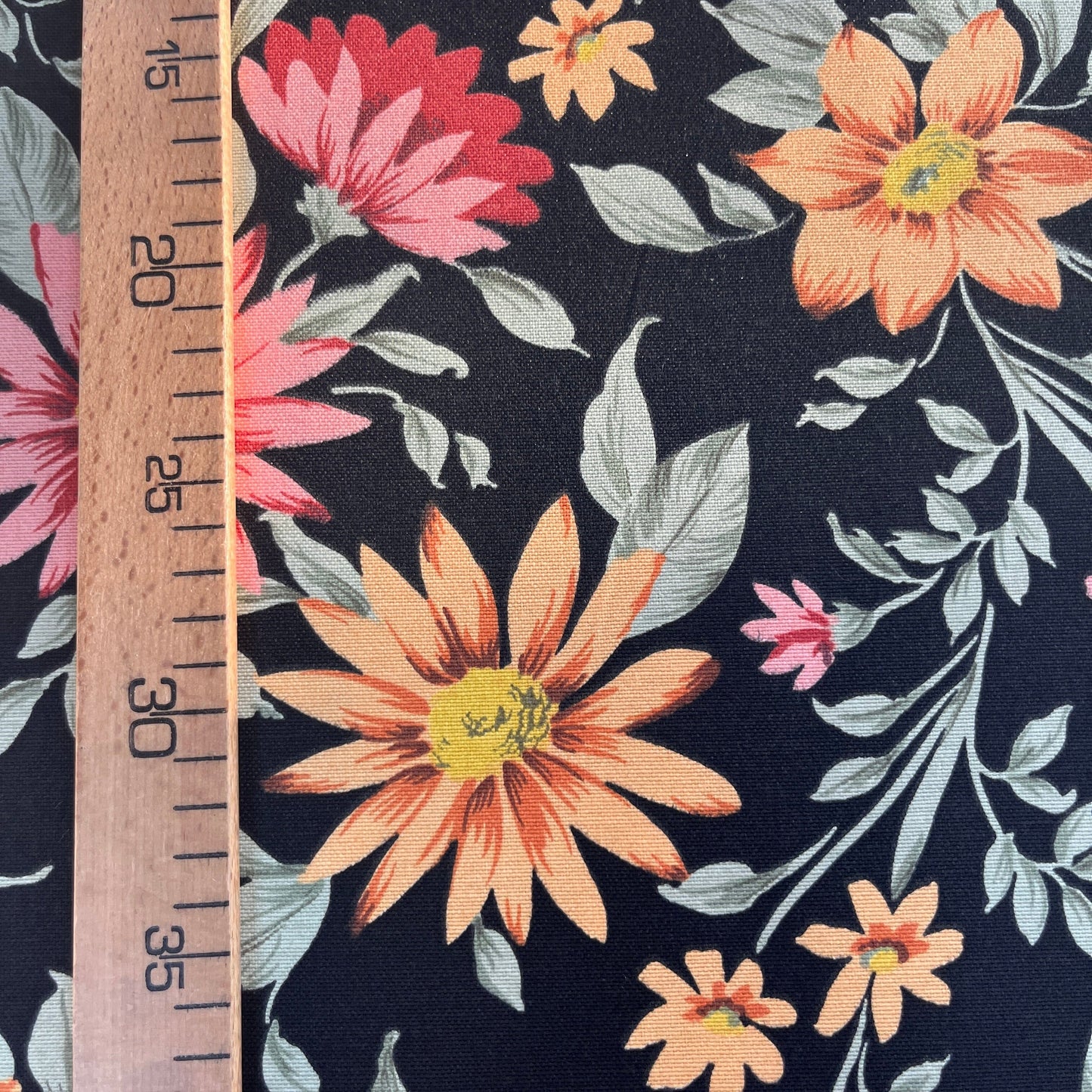 Toile Déperlante Premium - Fleurs Peace & Love Tissu Ameublement MYTISSUS