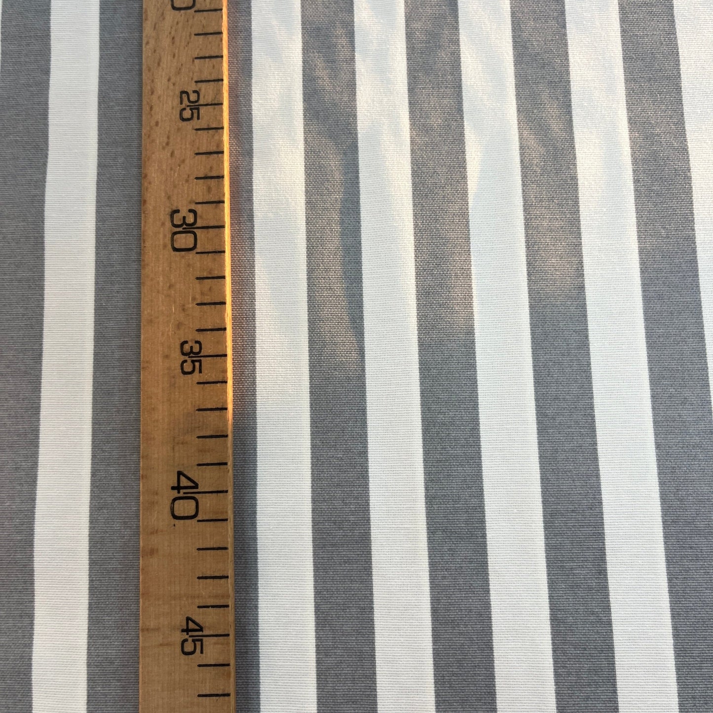Toile Déperlante Premium - Rayures Fines Grises Tissu Ameublement MYTISSUS