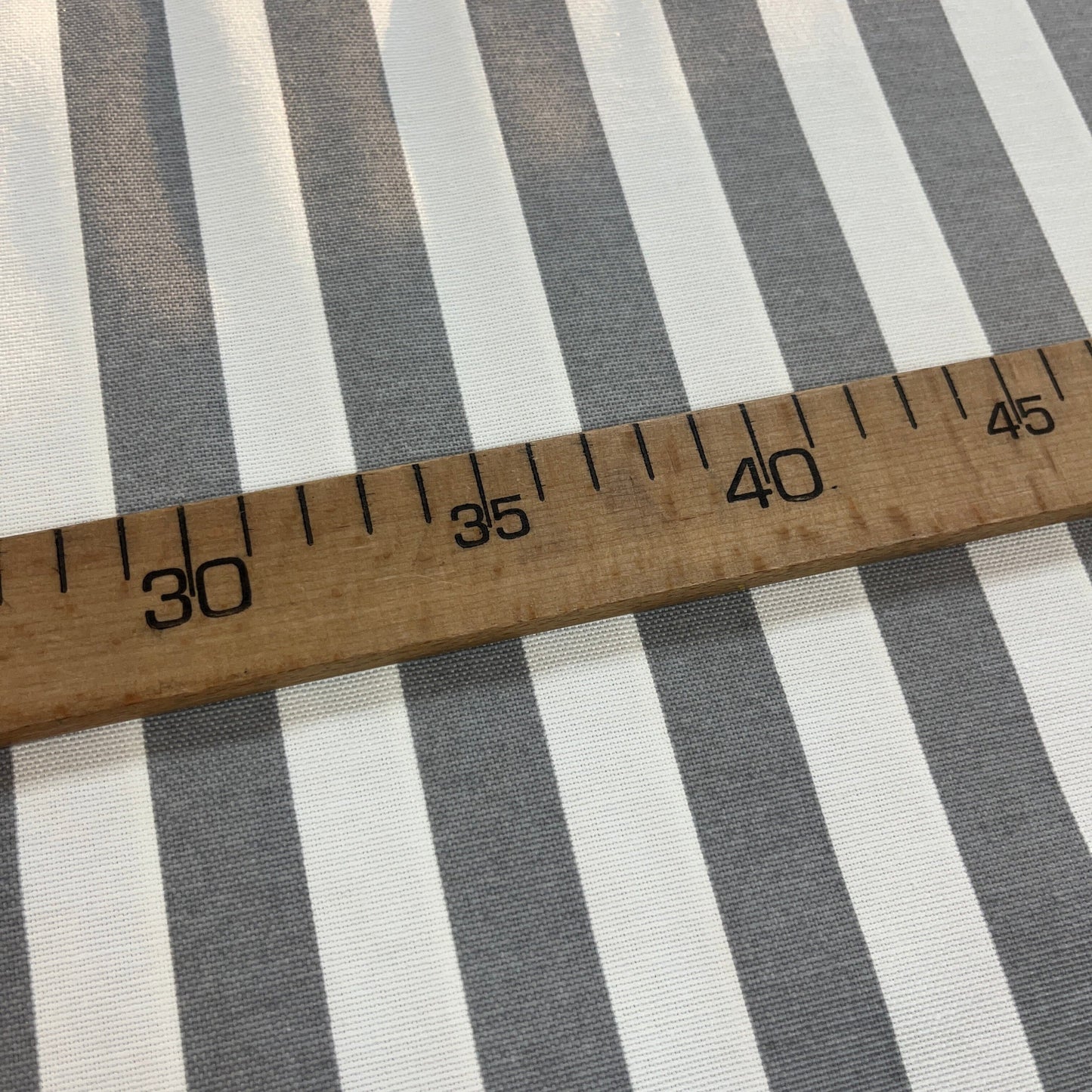 Toile Déperlante Premium - Rayures Fines Grises Tissu Ameublement MYTISSUS