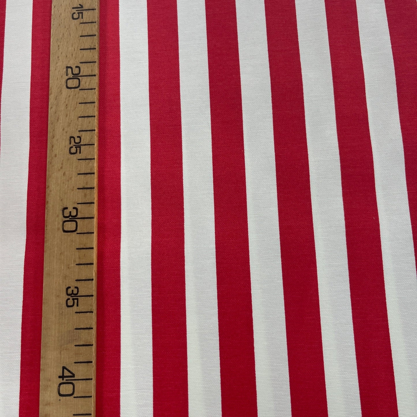 Toile Déperlante Premium - Rayures Fines Rouges MYTISSUS