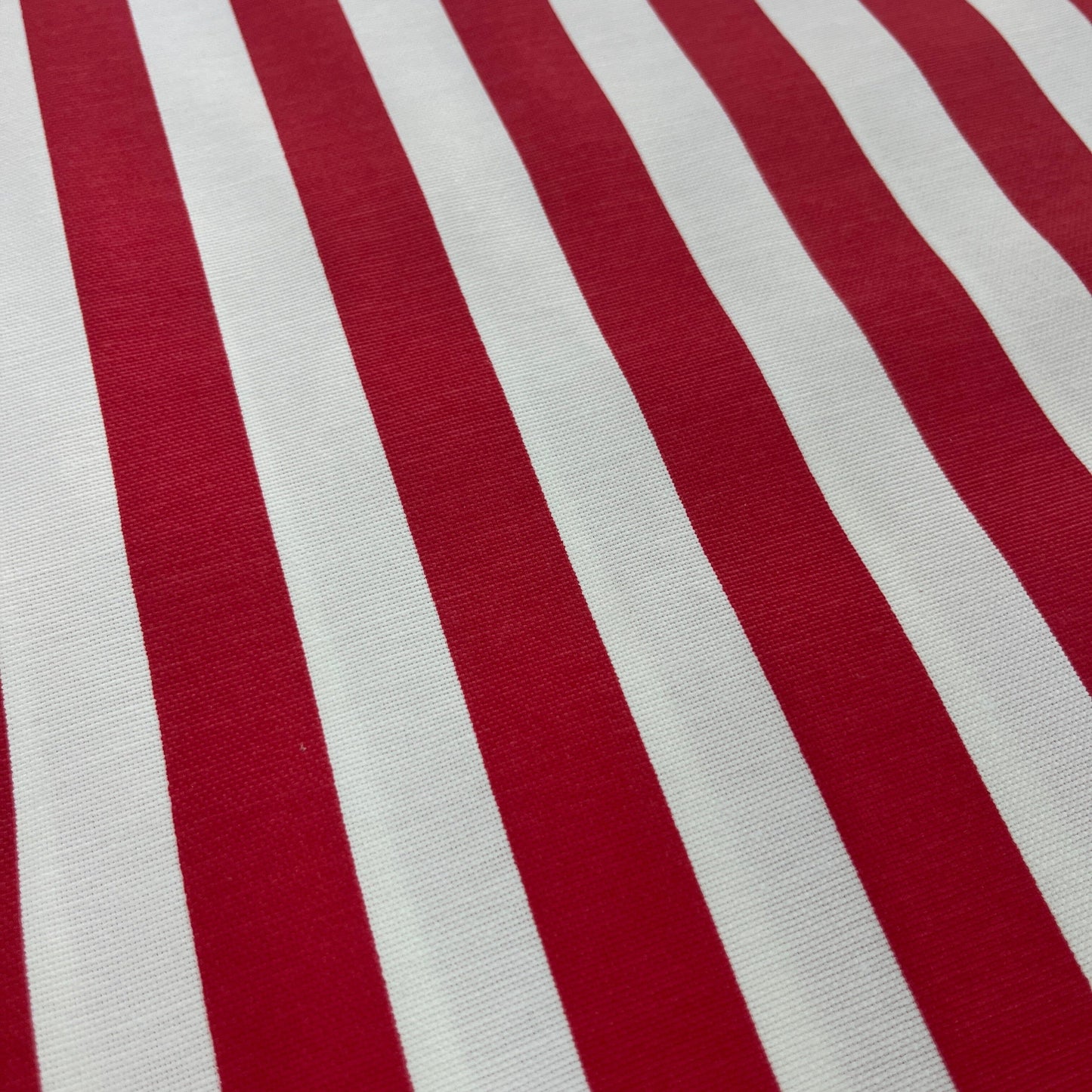 Toile Déperlante Premium - Rayures Fines Rouges Tissu Ameublement MYTISSUS