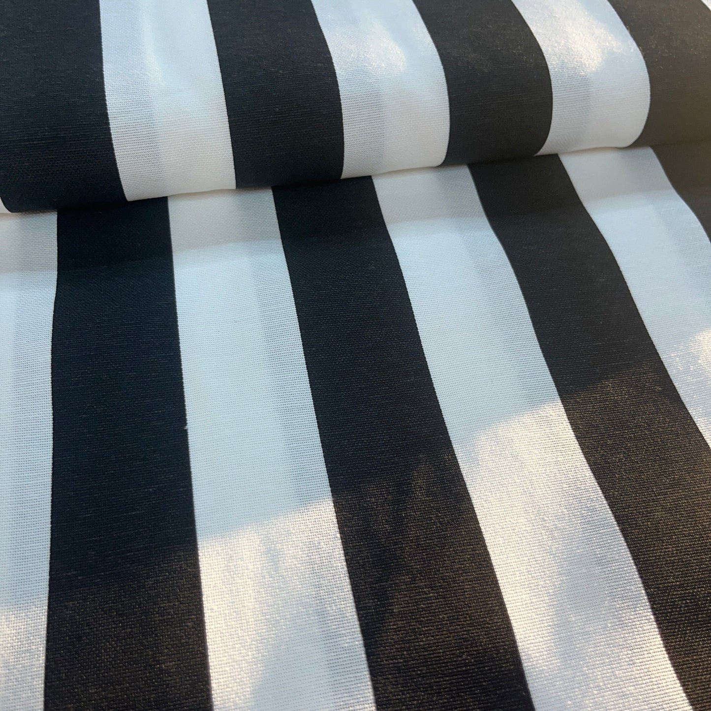 Toile Déperlante Premium - Rayures Noires Tissu Ameublement MYTISSUS