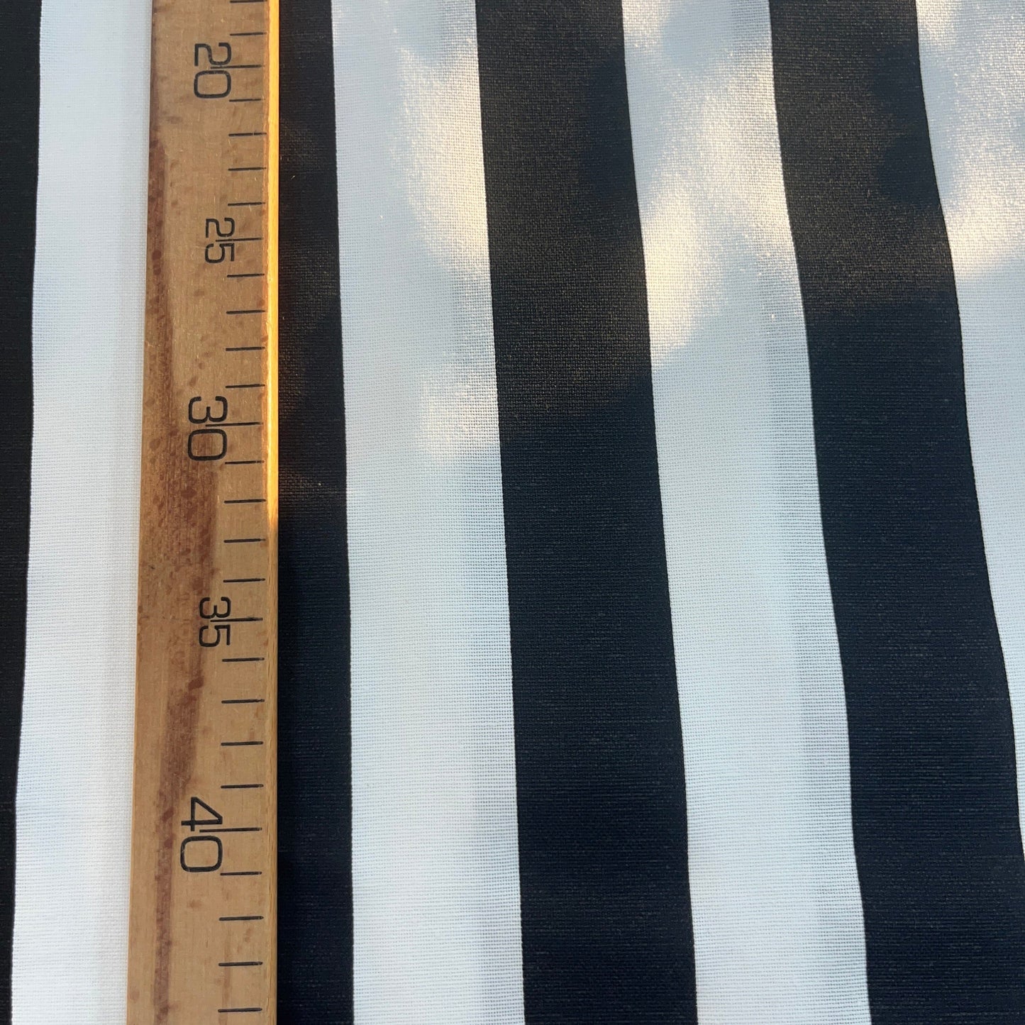 Toile Déperlante Premium - Rayures Noires Tissu Ameublement MYTISSUS