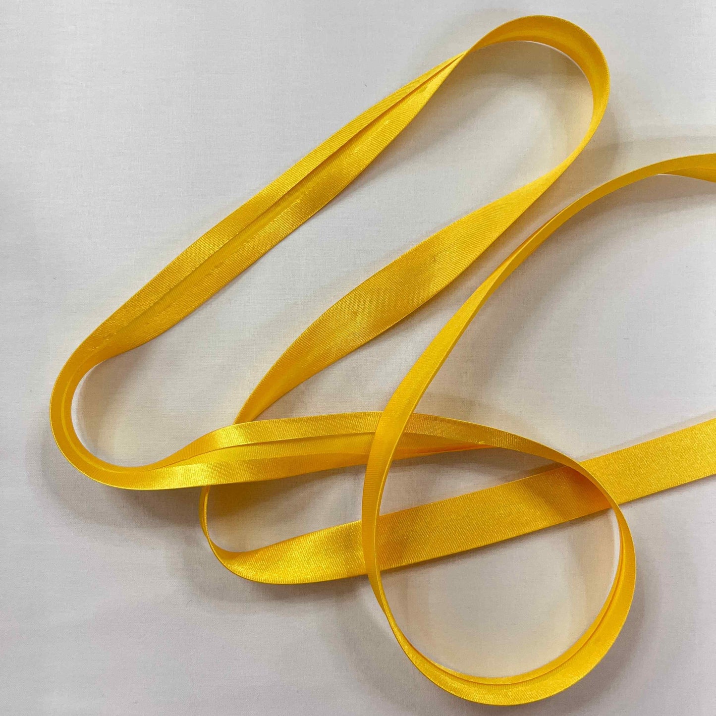 Biais Satin Brillant 20mm - Qualité Couture Professionnelle - Au Mètre-BIAIS-MYTISSUS-Jaune Vif-MYTISSUS