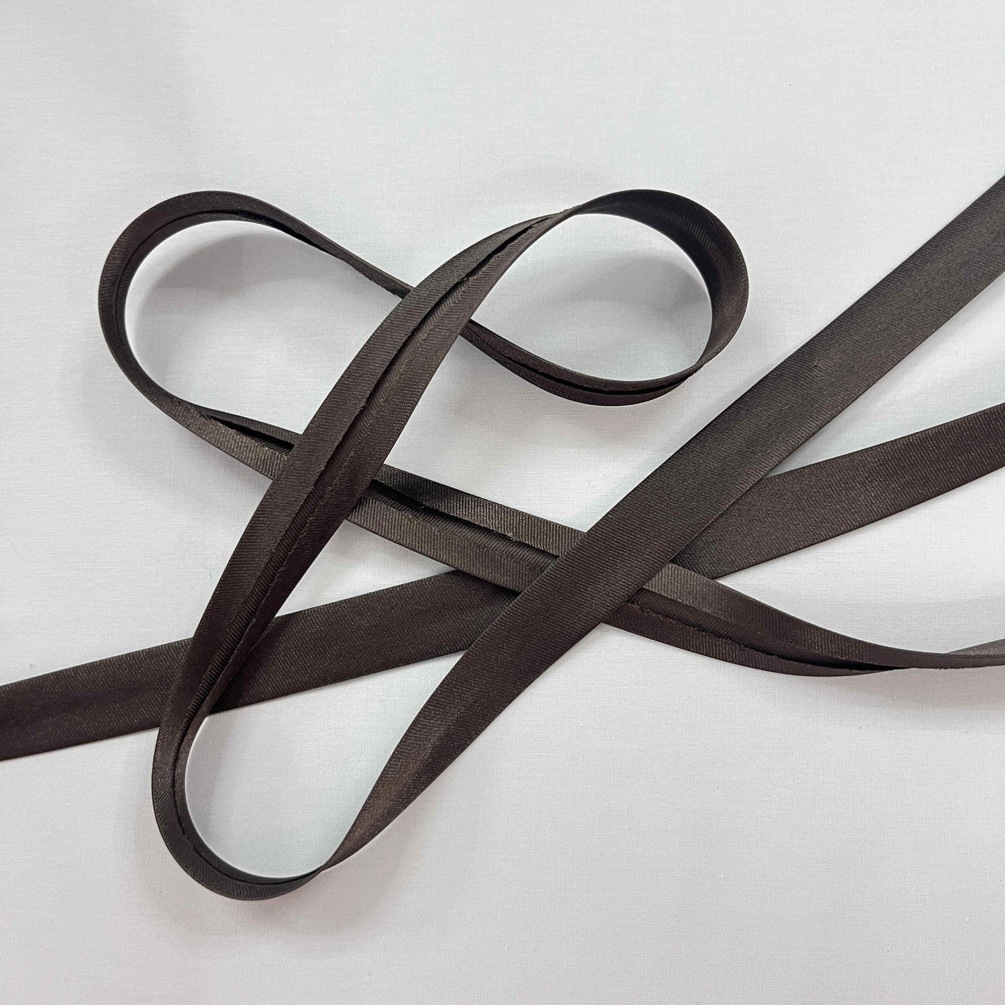 Biais Satin Brillant 20mm - Qualité Couture Professionnelle - Au Mètre-BIAIS-MYTISSUS-Marron Chocolat-MYTISSUS