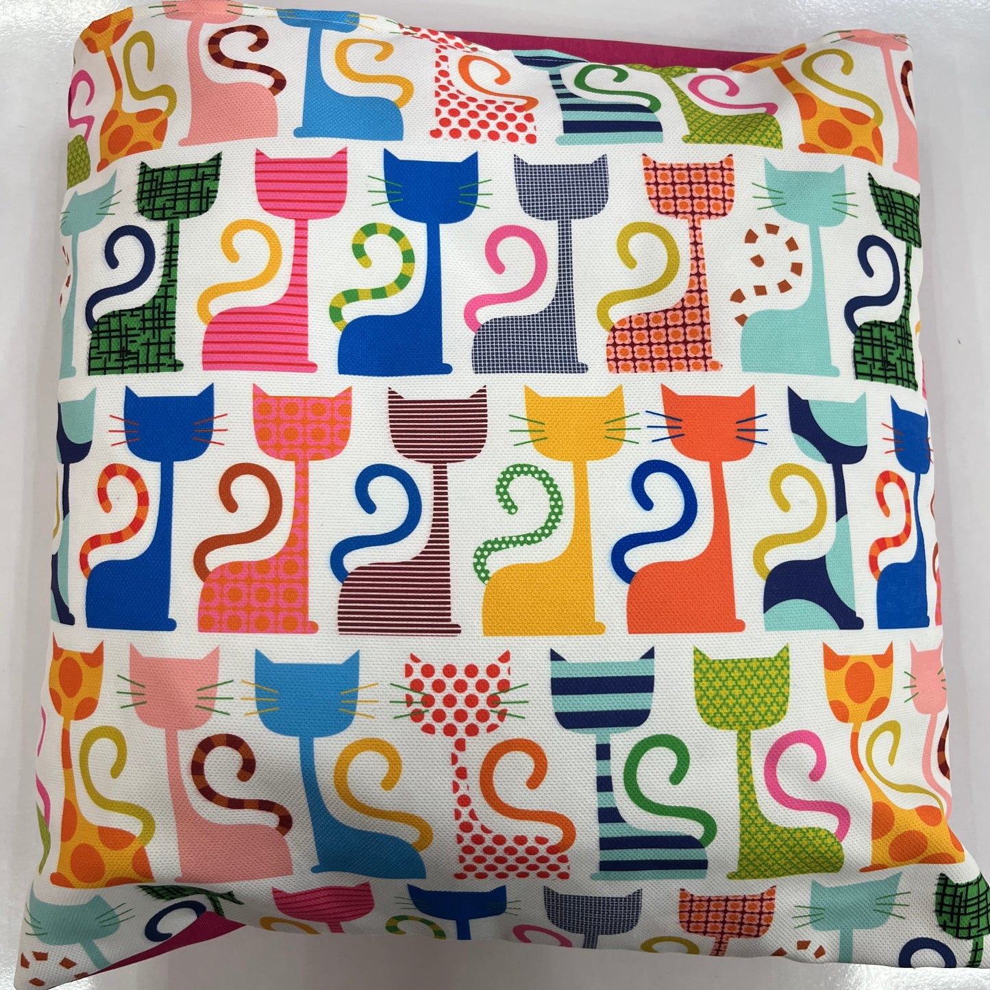 Coussin Déco Chats Colorés Design Épuré Contemporain 45x45cm - Fait Main en Alsace pour Déco et Mode - Boutique MyTissus Marckolsheim Alsace