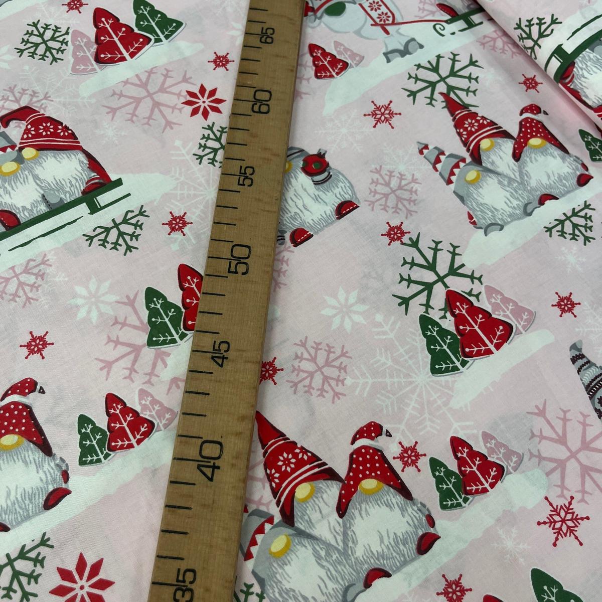 Tissu Popeline de Coton 240cm - Gnomes Noël Fond Rose - MyTissus pour Déco et Mode - Boutique MyTissus Marckolsheim Alsace