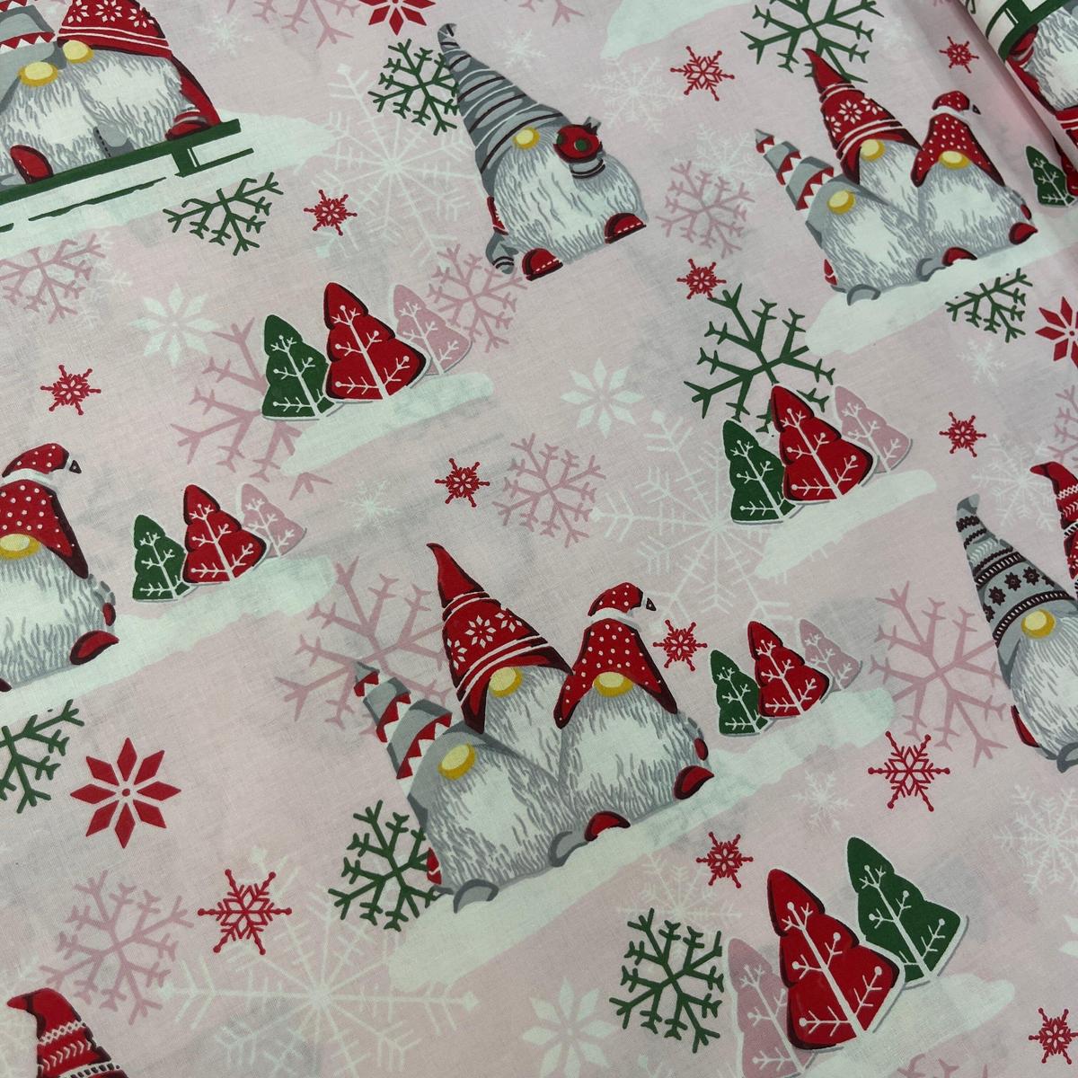 Tissu Popeline de Coton 240cm - Gnomes Noël Fond Rose - MyTissus pour Déco et Mode - Boutique MyTissus Marckolsheim Alsace