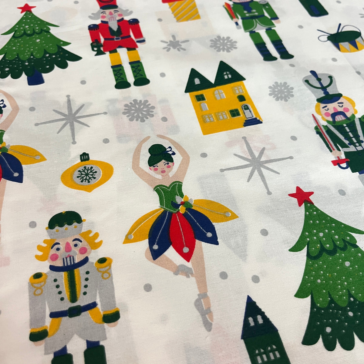 Tissu de Noël casse-noisette et ballerines, popeline de coton 240 cm, gros plan sur un casse-noisette et une ballerine - MyTissus