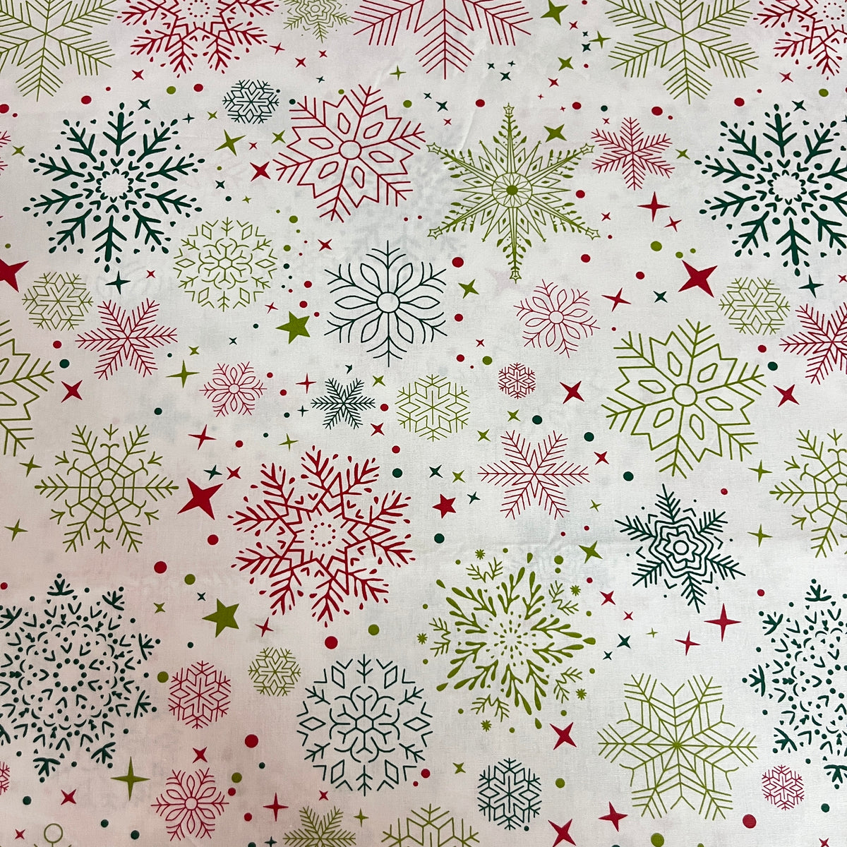Tissu de Noël flocons de neige rouges et verts sur fond blanc, popeline de coton 240 cm, vue d'ensemble du motif - MyTissus