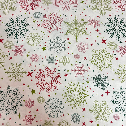 Tissu de Noël flocons de neige rouges et verts sur fond blanc, popeline de coton 240 cm, vue d'ensemble du motif - MyTissus