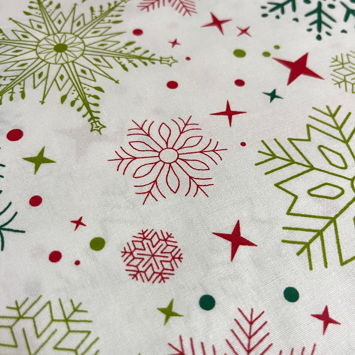 Tissu de Noël flocons de neige rouges et verts sur fond blanc, popeline de coton 240 cm, tissu au mètre plié - MyTissus