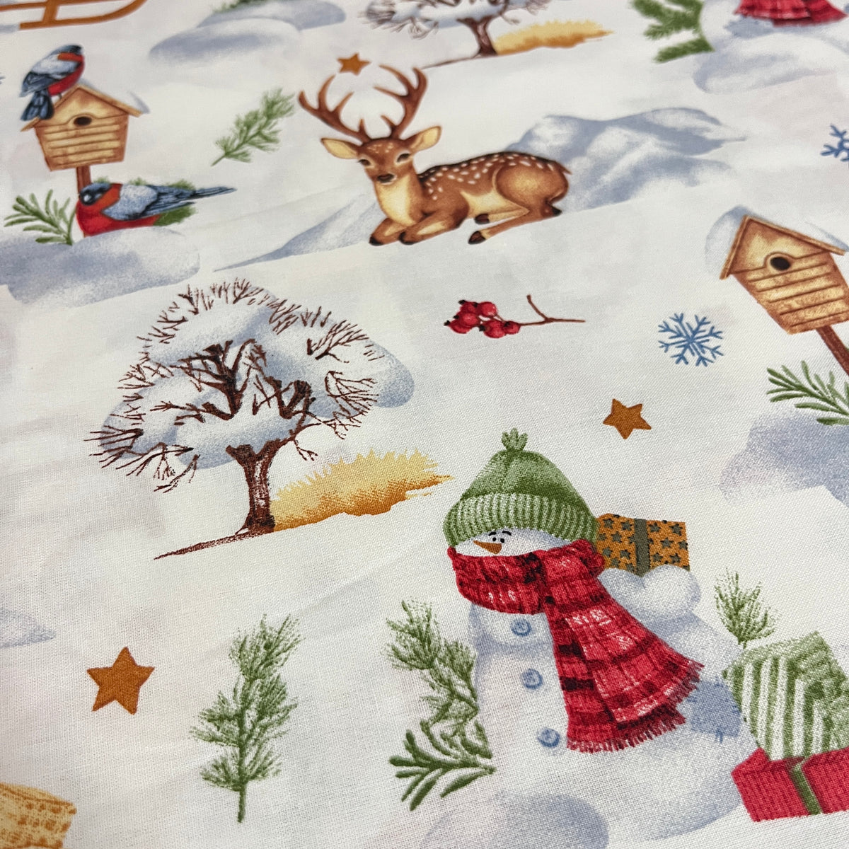 Tissu de Noël forêt enneigée faons et bonshommes de neige, popeline de coton 240 cm, gros plan sur un faon et un bonhomme de neige - MyTissus