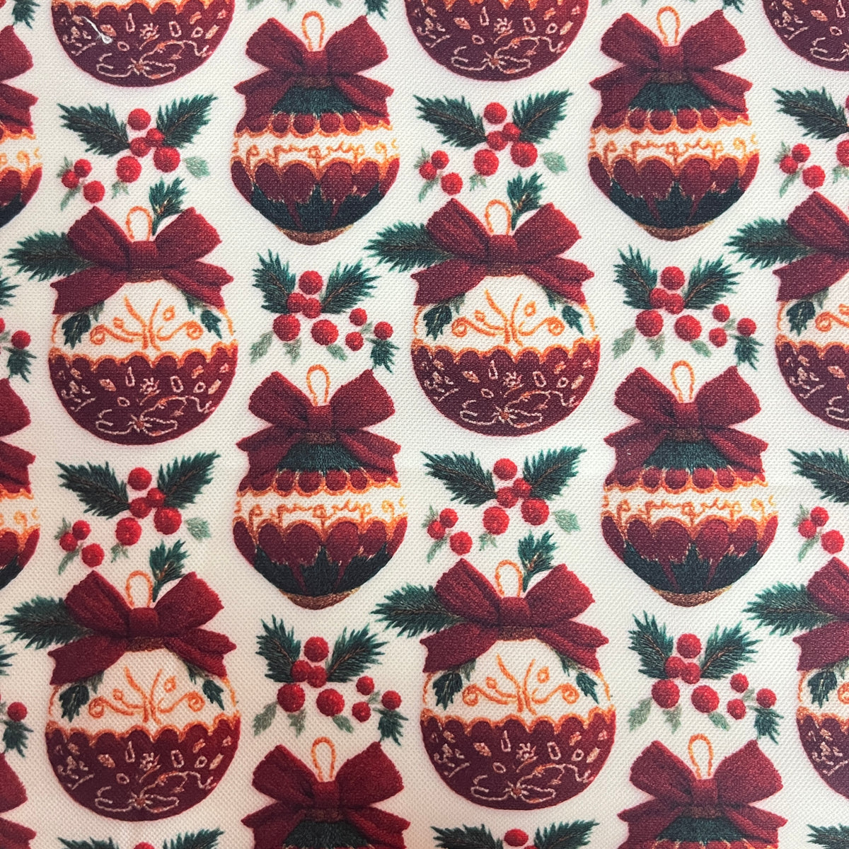 Tissu de Noël boules bordeaux effet broderie, impression numérique, vue d'ensemble du motif - MyTissus