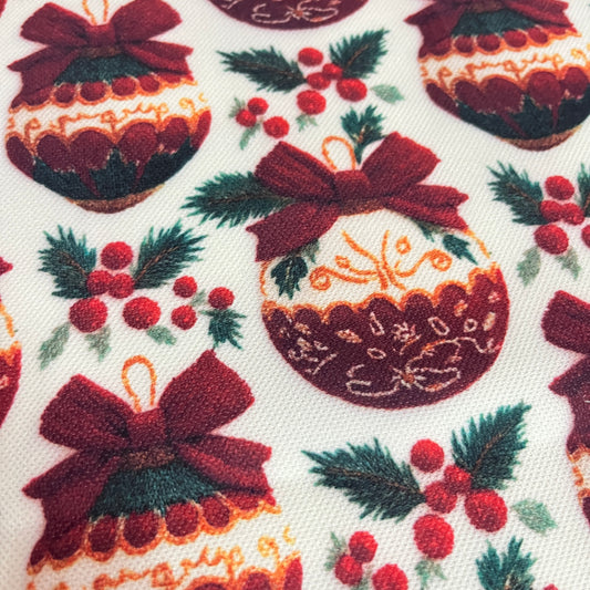 Tissu de Noël boules bordeaux effet broderie, impression numérique, gros plan sur une boule et le houx effet brodé - MyTissus