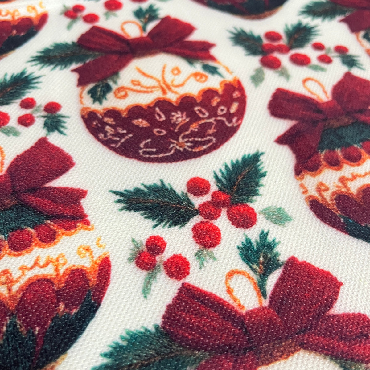Tissu de Noël boules bordeaux effet broderie, impression numérique, tissu au mètre plié - MyTissus
