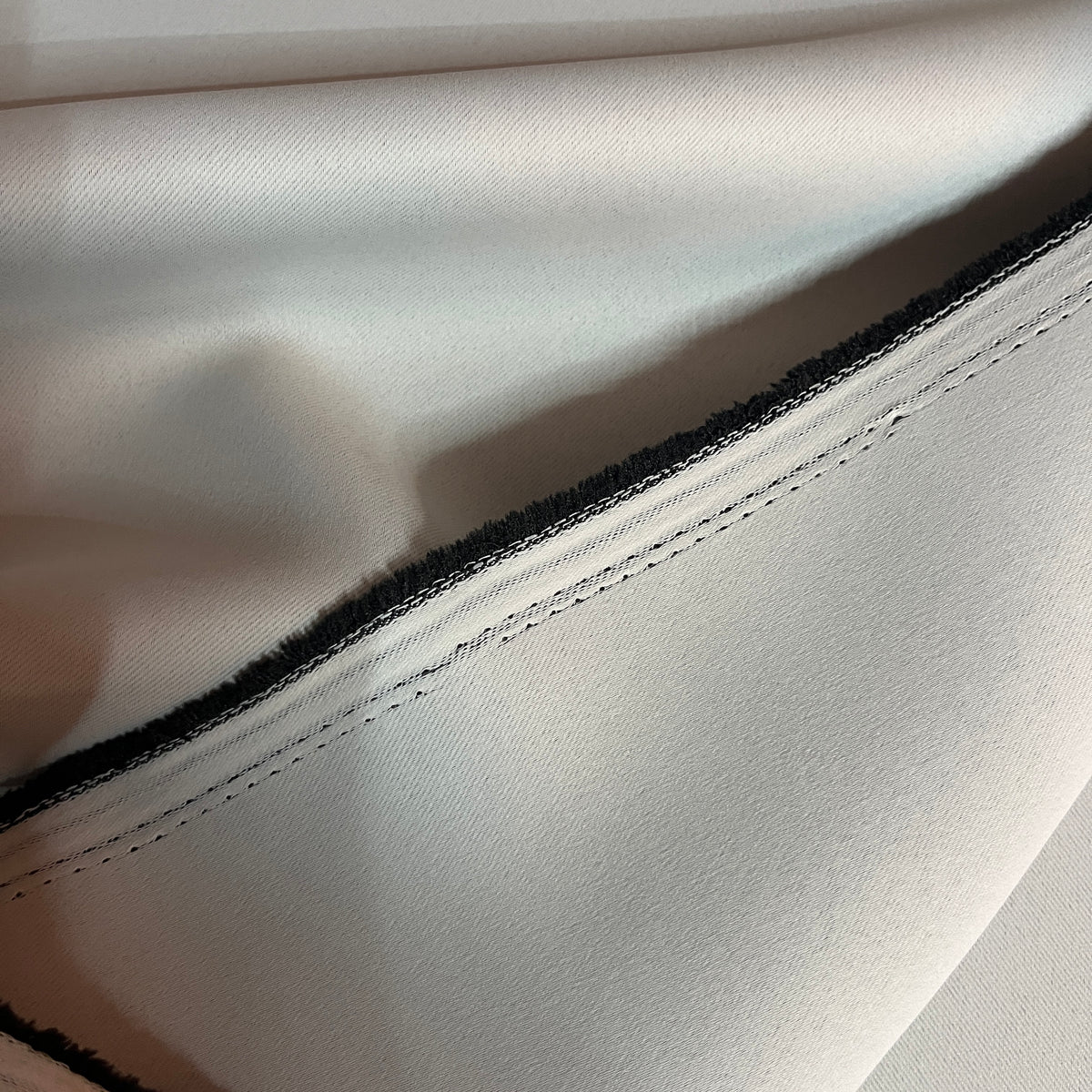 Tissu occultant blackout gris clair au mètre, laize 150 cm, gros plan sur le tissage - MyTissus