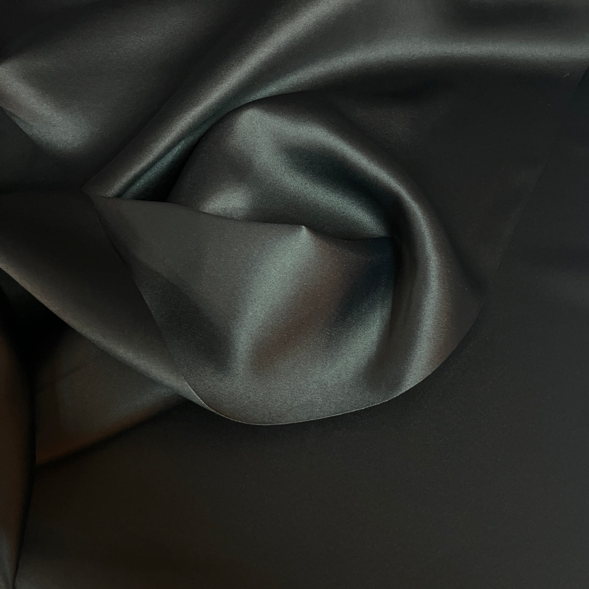 Tissu occultant blackout noir au mètre, laize 150 cm, gros plan sur le tissage satiné - MyTissus