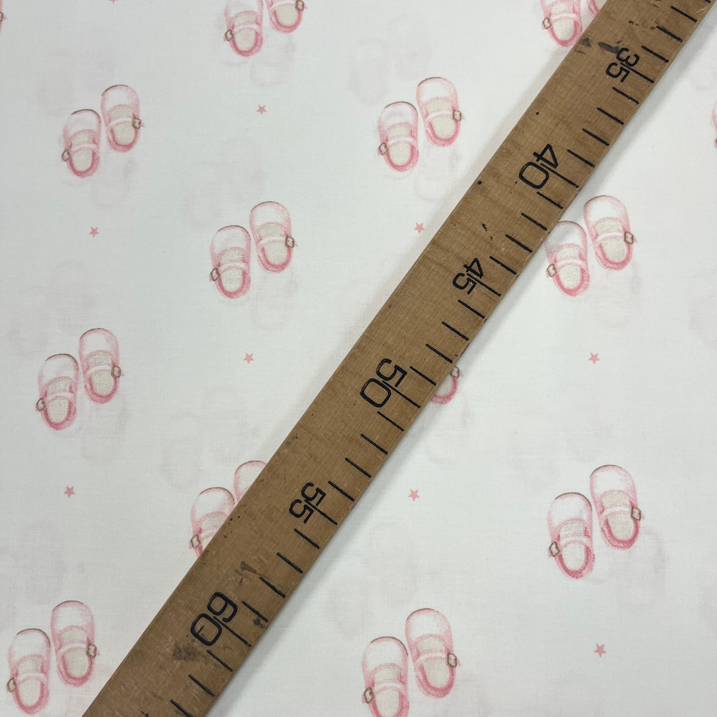 Tissu Popeline Coton 240cm — Babies Shoes Rose Aquarelle Naissance | Exclusivité MyTissus