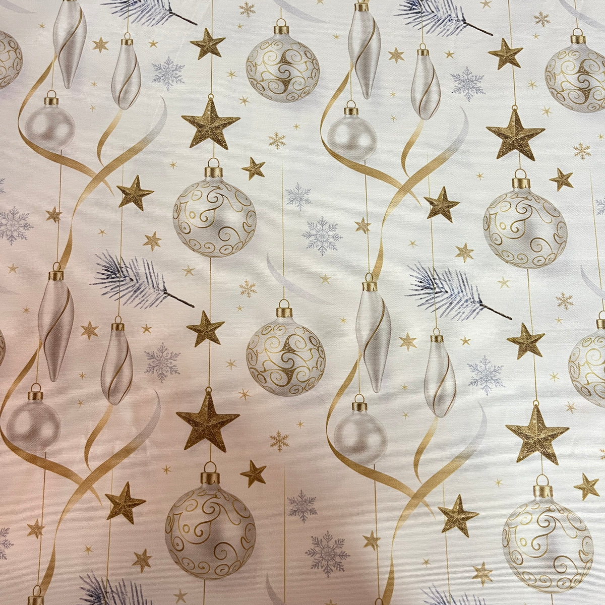 Toile déperlante de Noël boules nacrées et étoiles dorées, vue d'ensemble du motif - MyTissus