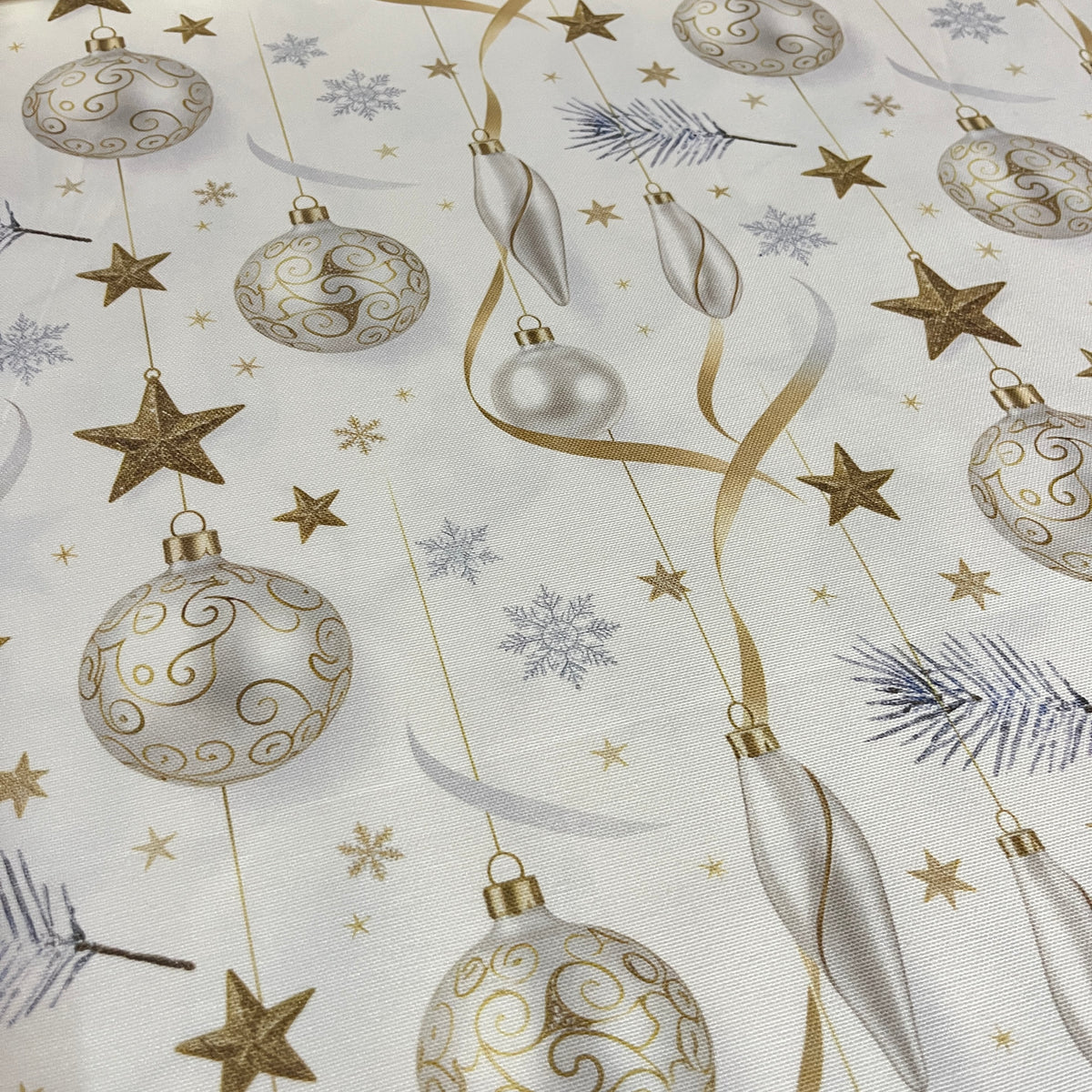 Toile déperlante de Noël boules nacrées et étoiles dorées, gros plan sur une boule et une étoile dorée - MyTissus