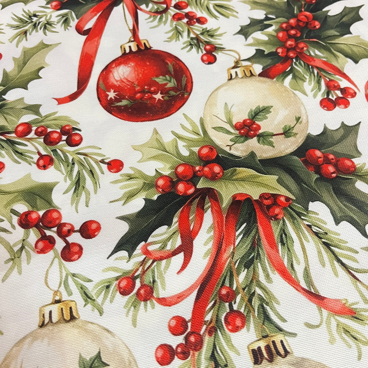 Toile déperlante de Noël boules rouges et houx vintage, gros plan sur une boule rouge et le houx - MyTissus