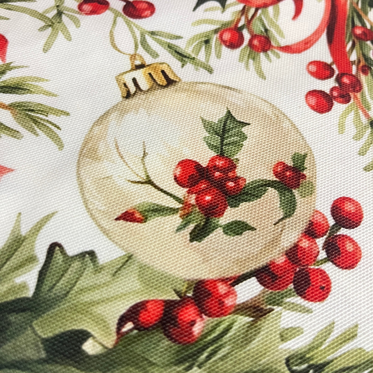 Toile déperlante de Noël boules rouges et houx vintage, tissu au mètre plié - MyTissus