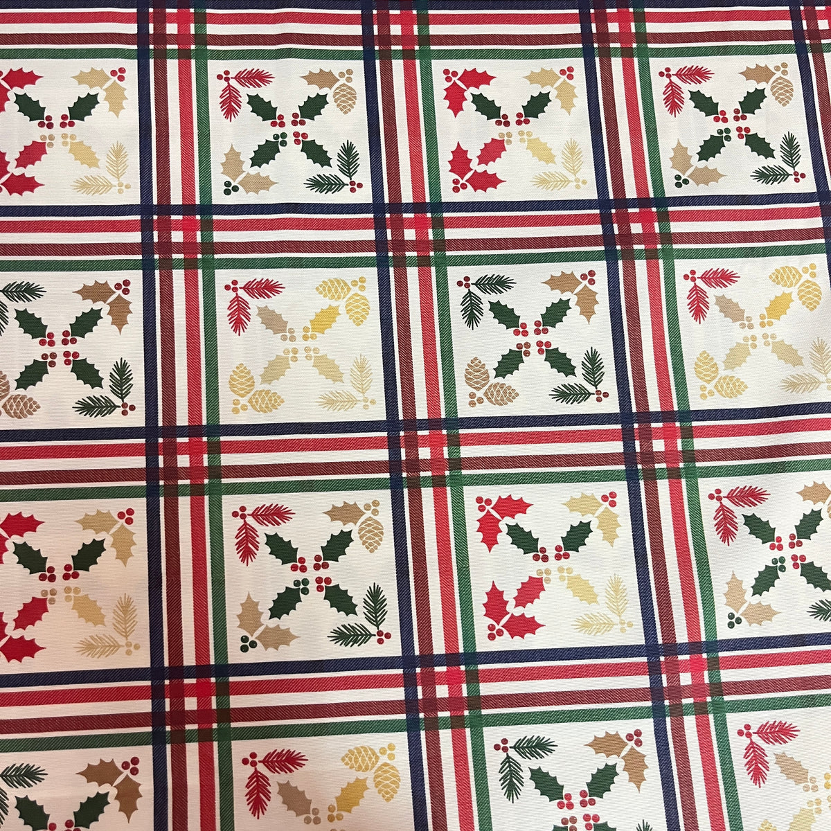 Toile déperlante de Noël carreaux tartan houx et pommes de pin, vue d'ensemble du motif - MyTissus