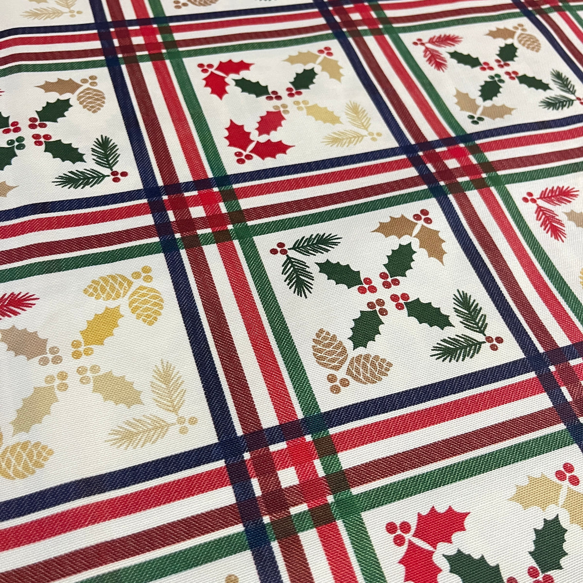 Toile déperlante de Noël carreaux tartan houx et pommes de pin, gros plan sur un carreau de houx - MyTissus