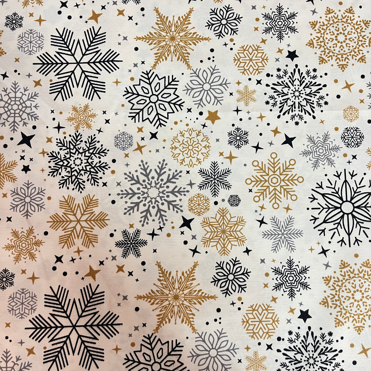 Toile déperlante de Noël flocons or et noir sur fond blanc, vue d'ensemble du motif - MyTissus