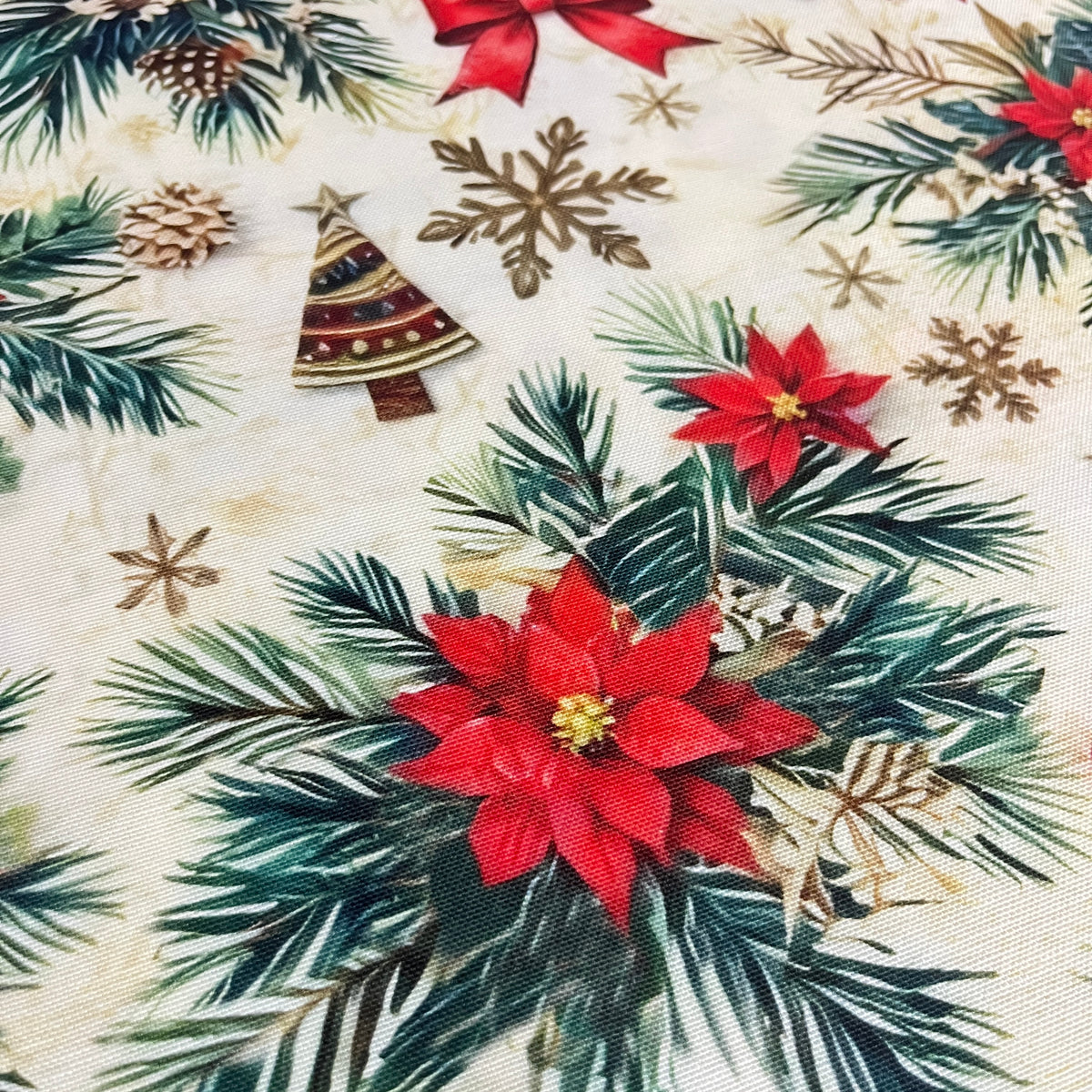 Toile déperlante de Noël poinsettias et branches de sapin, gros plan sur un poinsettia rouge - MyTissus
