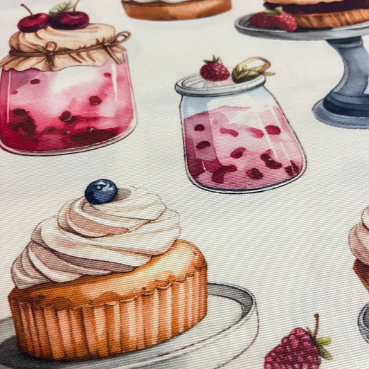 Toile déperlante pâtisseries, cupcakes et confitures, gros plan sur un cupcake et un bocal de confiture - MyTissus