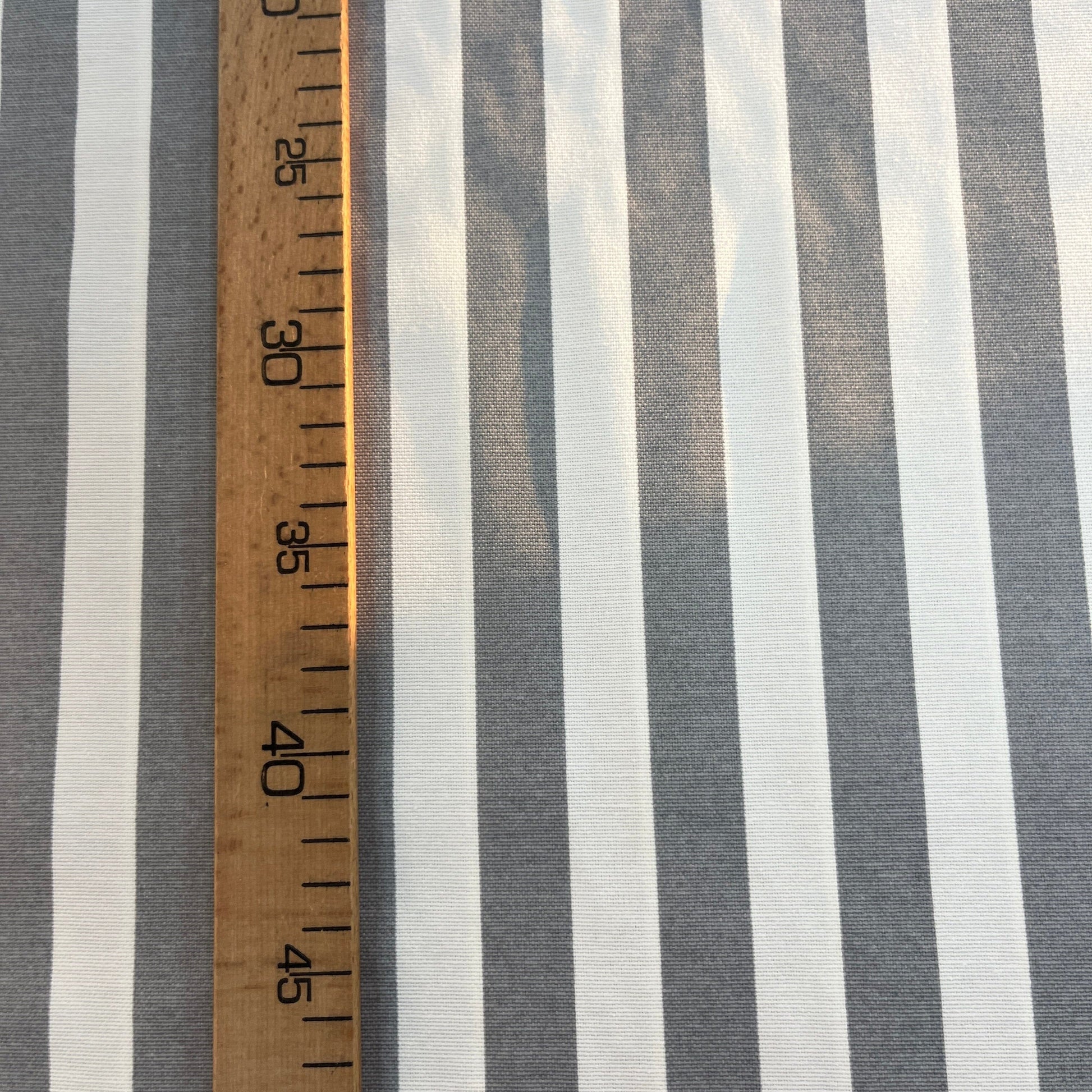 Toile Déperlante Premium - Rayures Fines Grises Tissu Ameublement MYTISSUS 