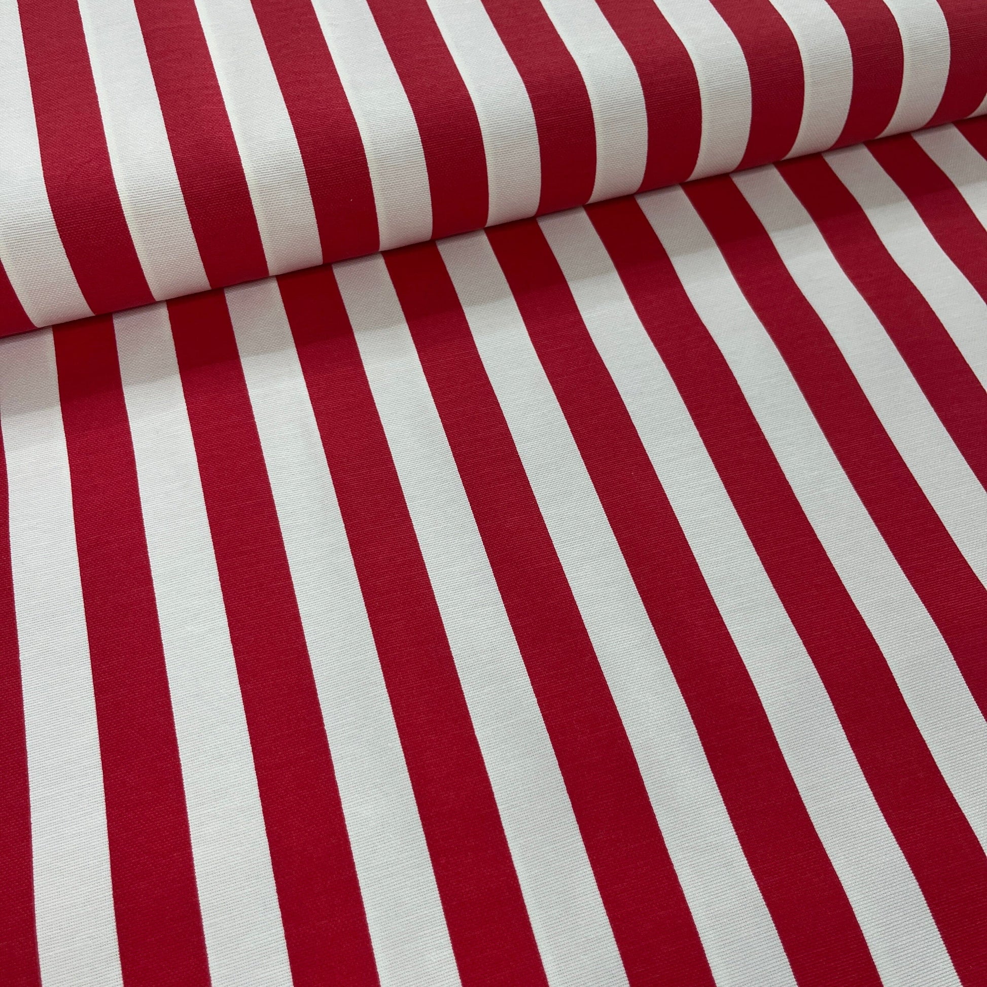 Toile Déperlante Premium - Rayures Fines Rouges Tissu Ameublement MYTISSUS 