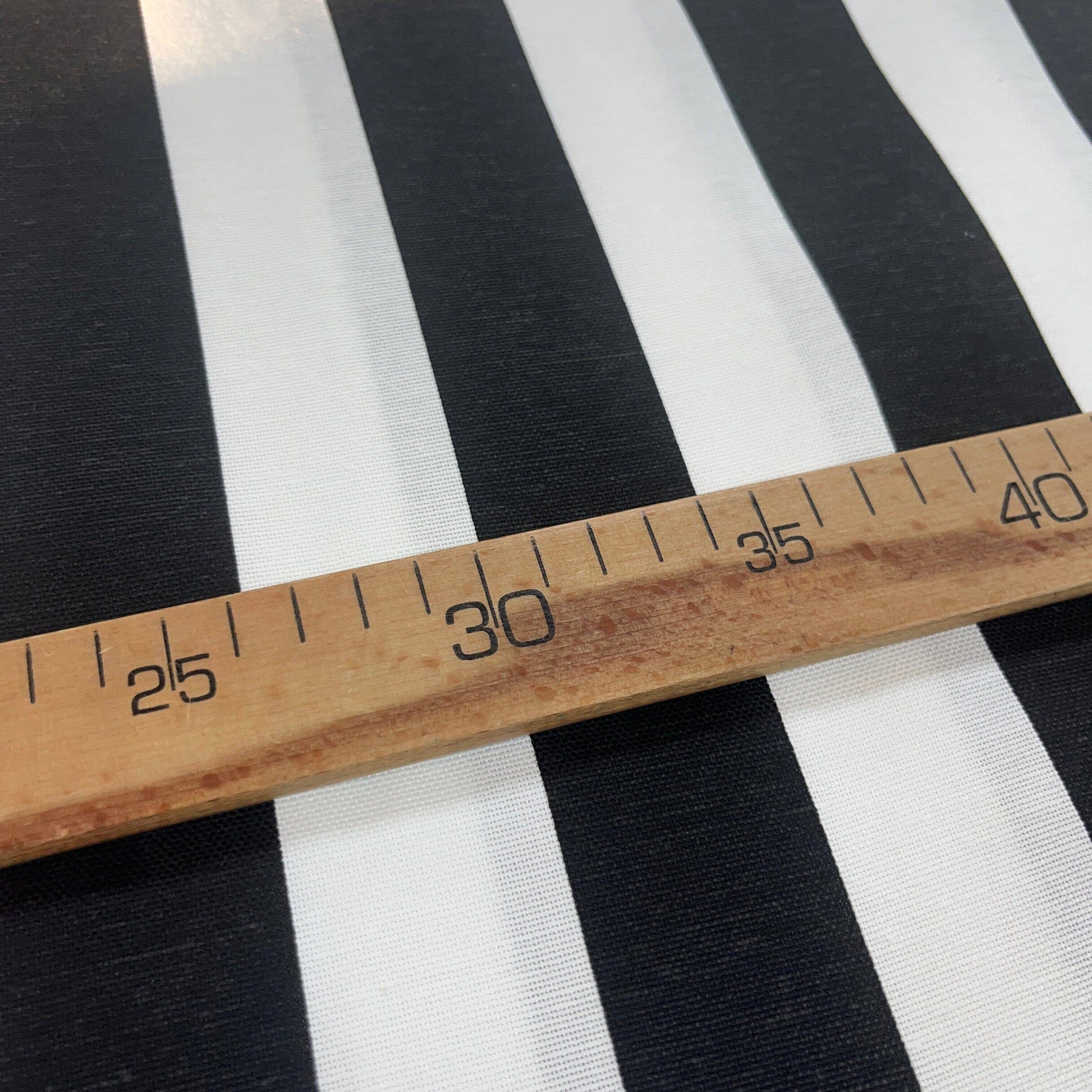 Toile Déperlante Premium - Rayures Noires Tissu Ameublement MYTISSUS 